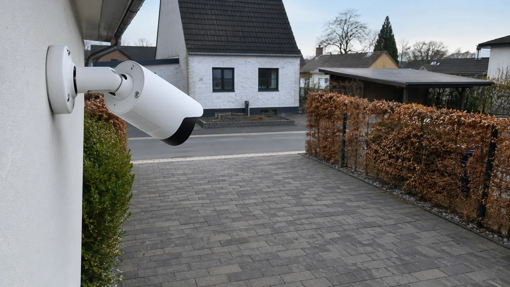 Overvågningskamera vinklet ned mod en indkørsel